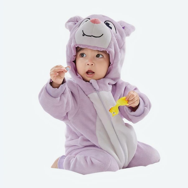 Pyjama chaud en polaire d'animaux pour bébé violet avec un bébé qui porte le pyjama dans le lit