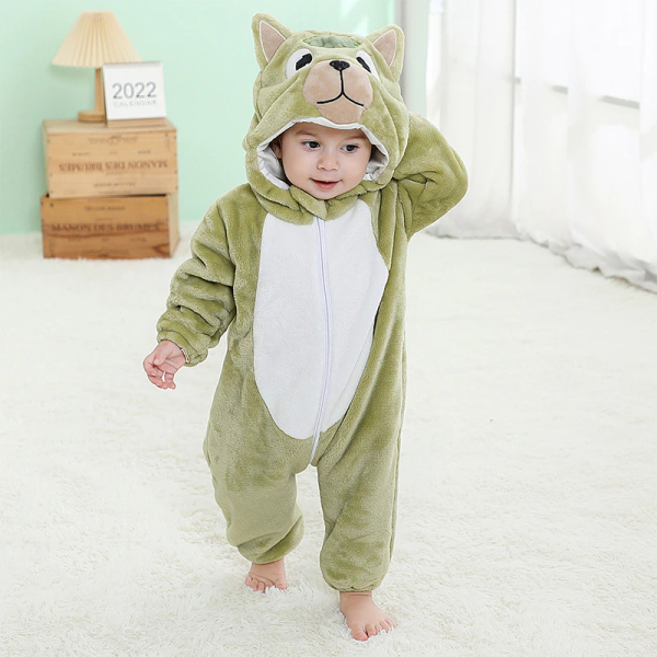 Pyjama chaud et doux avec une capuche à motifs d'animaux pour bébé avec un bébé qui porte le pyjama