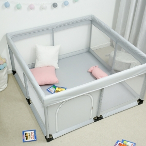 Parc de jeux pratique et fonctionnel pour bébés gris dans la chambre de bébé