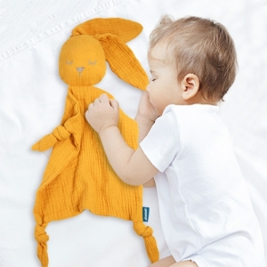 Doudou lapinou en coton jaune avec bébé