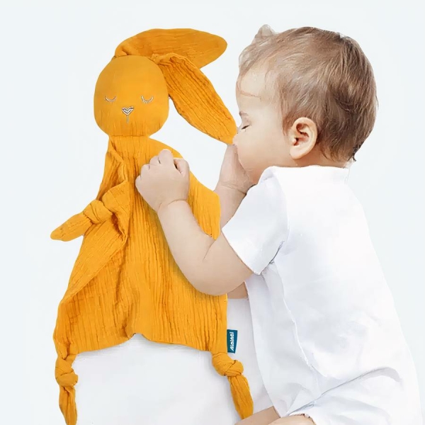 Doudou lapinou en coton jaune avec bébé