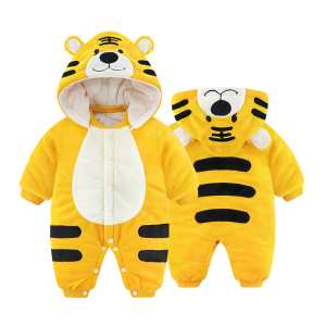 Une barboteuse pour nouveau-né imitation de tigre jaune avec des rayures noire. Sur la capuche est représentée une tête de tigre et deux petites oreilles.