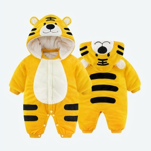 Une barboteuse pour nouveau-né imitation de tigre jaune avec des rayures noire. Sur la capuche est représentée une tête de tigre et deux petites oreilles.