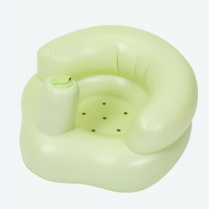 Un siège gonflable vert clair pour bébé, il a des trous au niveau de l'assise.