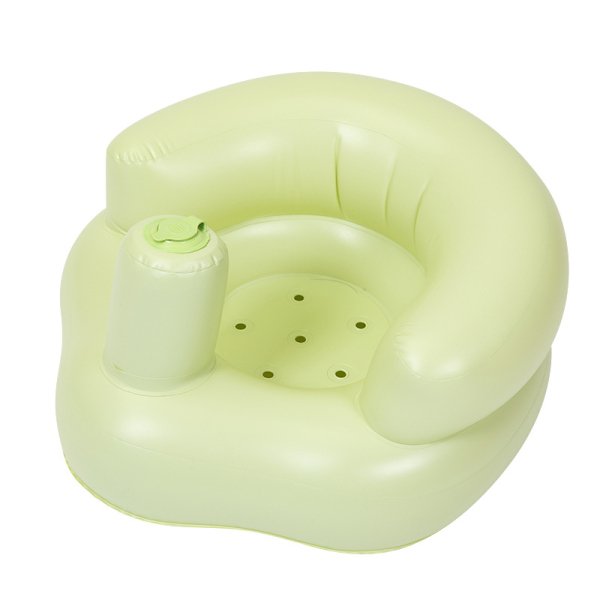 Un siège gonflable vert clair pour bébé, il a des trous au niveau de l'assise.