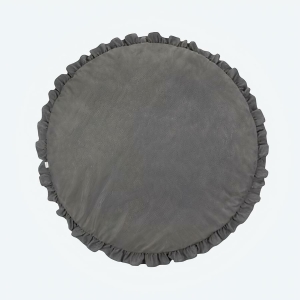 Un tapis de sol pour bébé noir en coton rembourré, il a de la dentelle sur tout le tour.
