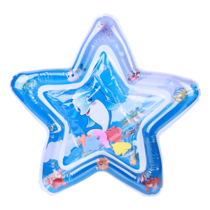 Un tapis de sol aquatique pour bébé en forme d'étoile de couleur bleu. Celui-ci représente des fonds marins avec des animaux imprimés. Un dauphin est au centre de celui-ci.