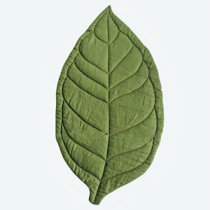 Un tapis de sol pour bébé en forme de feuille d'arbre verte. Elle a des nervures sur le dessus.