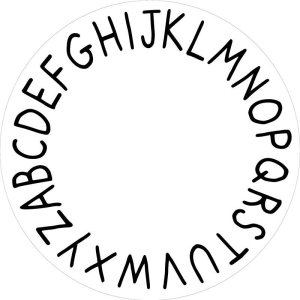 Tapis rond blanc en coton avec l'alphabet inscrit en rond de couleur noir.