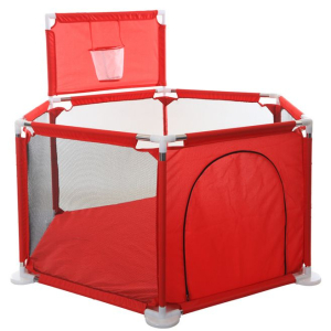 parc de jeux pour bébé rouge avec porte à zip et panier pour balle de couleur, présenté sur fond blanc