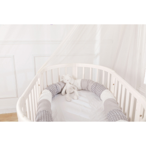lit de bébé à barraux, blanc, avec un tour de lit rond, gris avec des motifs d'étoiles