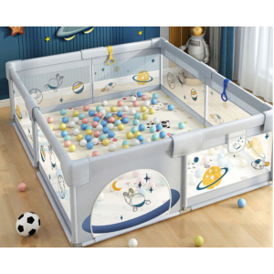 parc de jeux pour enfant avec des balles colorées à l'intérieur, il est gris avec des décors de planètes tout autour et il est installé dans un salon sur un parquet bois