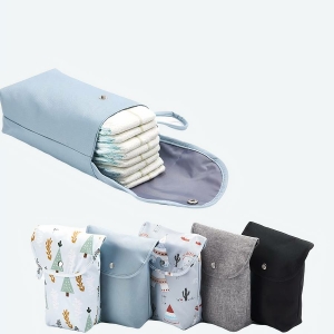 Un sac bleu ouvert avec des couches à l'intérieur, et cinq autres sacs de diverses couleurs