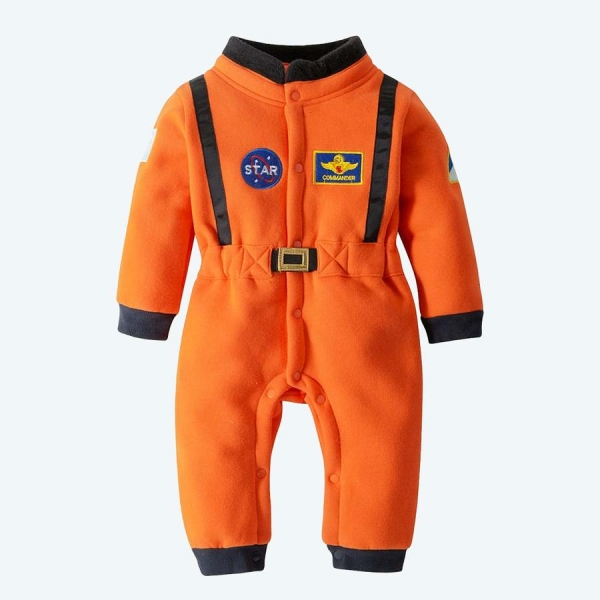 sur fond blanc un déguisement intégrale de combinaison d'astronaute pour enfant, orange