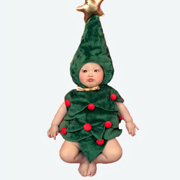 sur fond blanc bébé qui porte un déguisement de sapin de noël avec des boules rouges et un chapeau pour haut du sapin avec une étoile dorée tout en haut