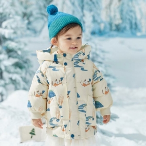 enfant qui joue dan sla neige et porte une doudoune beine rembourrée pour bébé avec un bonnet bleu