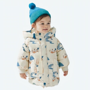 enfant qui joue dan sla neige et porte une doudoune beine rembourrée pour bébé avec un bonnet bleu