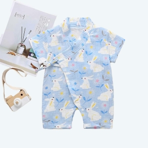 Tenue d'été style kimono bleu à motif lapin pour les bébés, posée à plat avec un appareil photo et une affiche