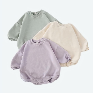 Ensemble de 3 barboteuses courtes à manches longues style sweat de couleur pastel violet, beige et bleu