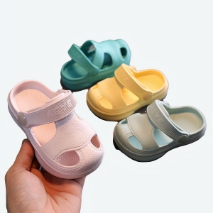 4 sandales souples antidérapantes de couleurs : rose, vert, jaune et gris