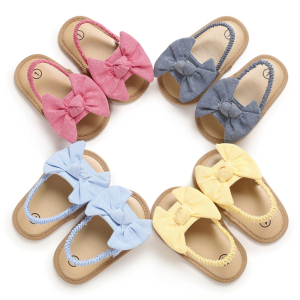 4 paires de sandales pour bébé avec un nœud, de couleurs rose, bleu et jaune