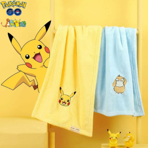 Deux serviettes de bain jaune et bleu à l'effigie de personnages Pokémon