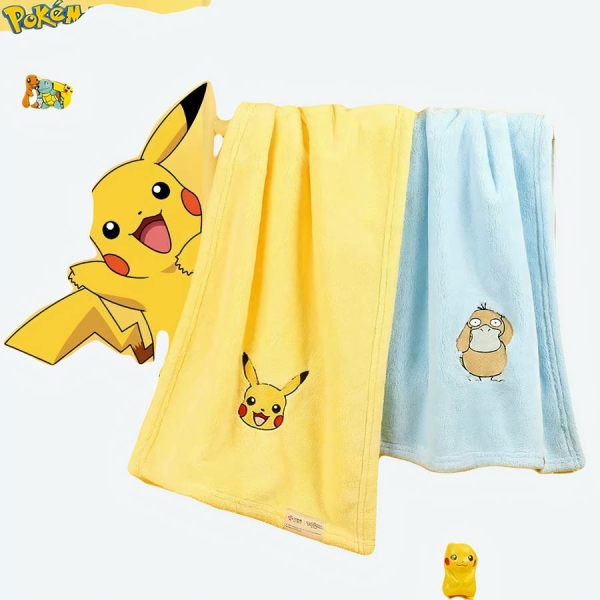 Deux serviettes de bain jaune et bleu à l'effigie de personnages Pokémon