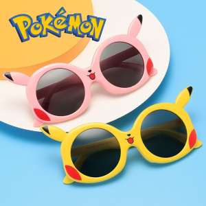 Inscription Pokemon en haut à gauche, avec deux paires de lunettes rondes jaune et rose pour bébé