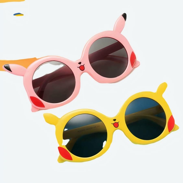 Inscription Pokemon en haut à gauche, avec deux paires de lunettes rondes jaune et rose pour bébé