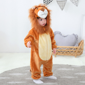 enfant en train de marcher dans un salon et vêtu d'un déguisement intégral de lion avec la crinière intégrée