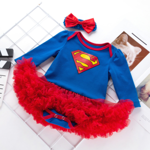 déguisement de super man pour bébé fille avec un body manches longues et des volants rouges ,posé à plat sur fond blanc