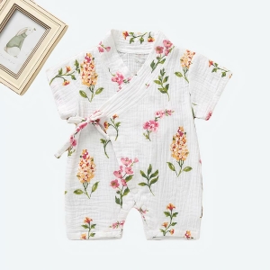 kimono pour bébé blanc avec des fleurs dessus