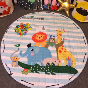 Tapis de sol pour bébé avec animaux de la savane, présenté dans une chambre d'enfant