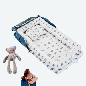 Réducteur de lit pour bébé bleu avec motifs posé sur un lit avec des jouets et un doudou