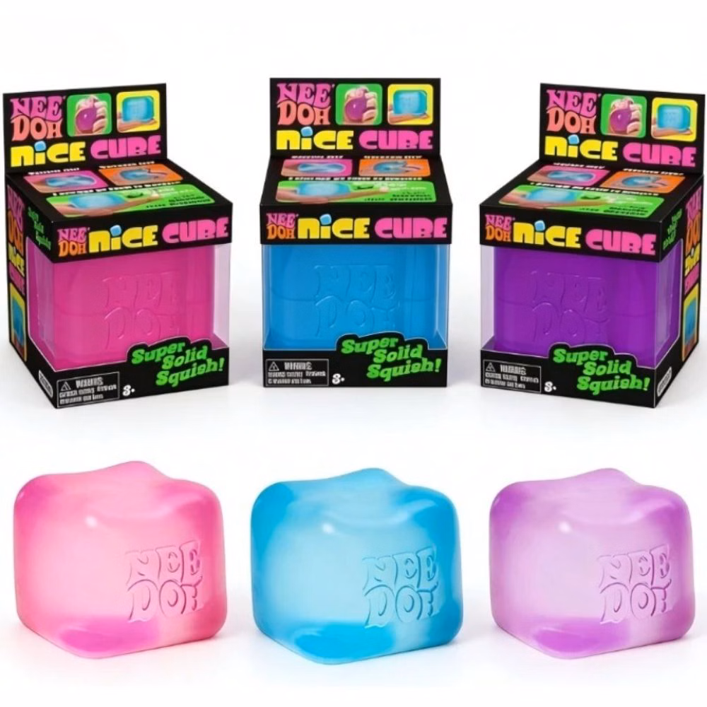 3 boites carrées avec des cubes sensoriels à l'intérieur, puis 3 cubes sensoriels de couleur rose, bleu et violet disposés à côté, de la marque Needoh.
