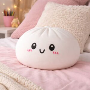 Une peluche géante squishy dumpling anti-stress sur un lit avec des draps roses.