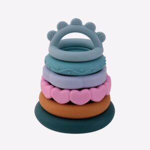 Un jeu sensoriel de dentition en blocs à empiler montrant différents anneaux les uns sur les autres, sur un fond blanc uni.